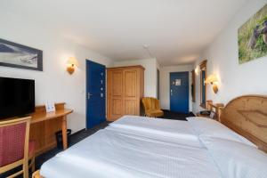 Postel nebo postele na pokoji v ubytování Jungfrau Lodge, Annex Crystal