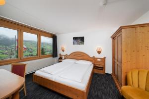 Postel nebo postele na pokoji v ubytování Jungfrau Lodge, Annex Crystal