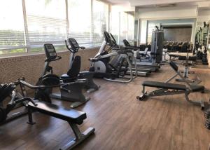 einen Fitnessraum mit mehreren Laufbändern und Kardiogeräten in der Unterkunft Low Price Luxury Apartment Perfect for An Amazing stay In ISTANBUL in Istanbul