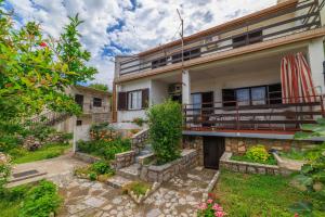 Ein Garten an der Unterkunft Apartments Zvonimir