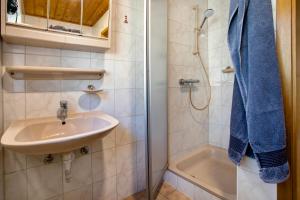 un baño con lavabo y ducha en Bungalow am Stettiner Haff, en Bellin 15 fotos más