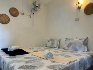 Postel nebo postele na pokoji v ubytování Phangan Villa Bungalows