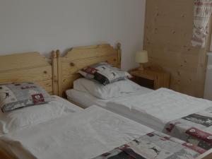 Una cama o camas en una habitación de Hotel Le Chaudron Ski In Ski Out