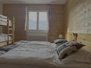 Una cama o camas en una habitación de Hotel Le Chaudron Ski In Ski Out