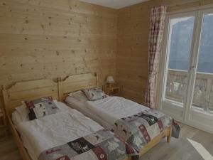 Una cama o camas en una habitación de Hotel Le Chaudron Ski In Ski Out