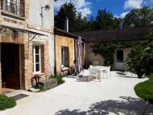 Κήπος έξω από το Le Petit Moulin de Nailly