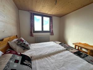 Una cama o camas en una habitación de Hotel Le Chaudron Ski In Ski Out
