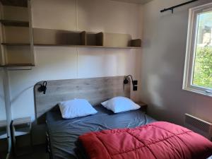 Łóżko lub łóżka w pokoju w obiekcie camping Le moulin