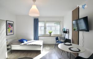 a small room with a bed and a table at BEGE APARTMENTS Company Base in Störringen