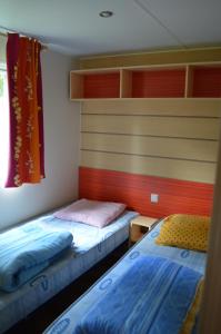 Łóżko lub łóżka w pokoju w obiekcie camping Le moulin