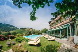 The swimming pool at or close to Das Kappel Winzer-Wellness-Hotel