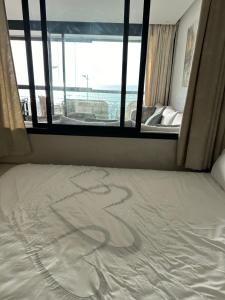 La perle de Mehdia sea view appartement في Mehdiya-Plage: غرفة بها نافذة عليها رسم ثعبان على الأرض
