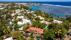 an aerial view of a house and the beach at Les 3 sables, CAPUCIN in L'Étang-Salé les Bains