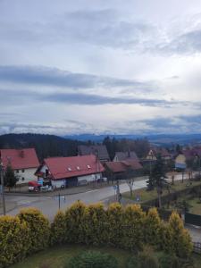 una vista aerea di una città con case e una strada di Velo Domki i Pokoje NadZamkiem a Czorsztyn