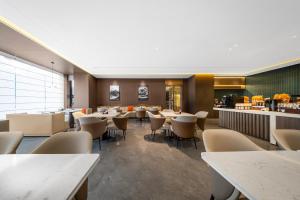 un ristorante con tavoli e sedie e un bar di Atour Hotel Chengdu Jinniui Yipintianxia a Chengdu Altre 14 foto