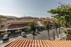 einen Blick über eine Straße in einer Stadt in der Unterkunft Casa Espaçosa 300m da Praia do Peró - VVP0027 in Peró