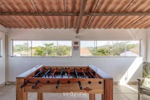 eine Holzkiste mit Weinflaschen in einem Zimmer in der Unterkunft Casa Espaçosa 300m da Praia do Peró - VVP0027 in Peró