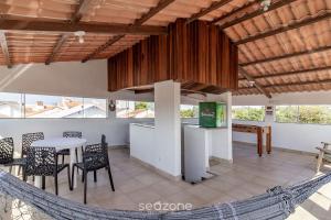 Zimmer mit Hängematte in einem Haus in der Unterkunft Casa Espaçosa 300m da Praia do Peró - VVP0027 in Peró