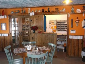 a dining room with a table and chairs at Haileybury Beach Motel in Haileybury