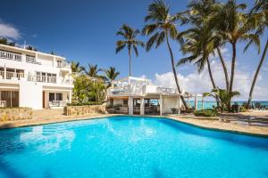 Bazén v ubytování KITE BEACH HOTEL Oceanfront Apartments nebo v jeho okolí