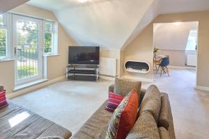 Una sala de estar con un sofá y un televisor. en Host & Stay - Danford Court, en Solihull 13 fotos más