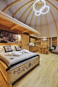 Postel nebo postele na pokoji v ubytování Tatry Mountain Glamp z jacuzzi
