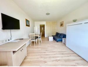 a living room with a flat screen tv and a couch at Caporizon-l'Archipel-T1-Piscine-centre ville-Terrasse in La Rochelle +11 photos