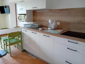 Kuchyň nebo kuchyňský kout v ubytování Olydea Vorey-sur-Arzon + 36 fotografií