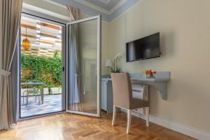 a room with a desk and a sliding glass door at Aquae Sinis Laguna in Càbras