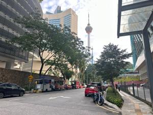 El barrio en el que está el departamento o un barrio cercano