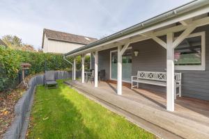 a porch of a house with a bench on it at Fascherhus in Risum-Lindholm