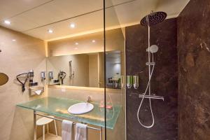 Łazienka w obiekcie Civis Luz Castellón 4*S