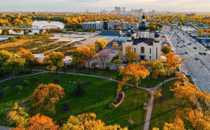 eine Luftaufnahme einer Stadt mit einer Kirche in der Unterkunft Merj's Guest House in Wolseley in Winnipeg