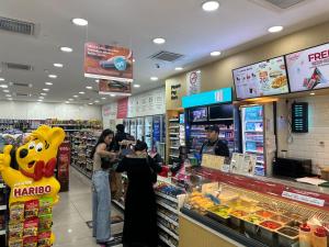 Supermercado u otro tipo de tienda en el departamento o alrededores