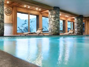 Πισίνα στο ή κοντά στο Duplex 4 Ch. avec Piscine, Spa, Ski aux Pistes - FR-1-461-14