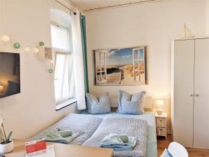 a bedroom with a bed and a window at Urlaubsmagie - Ferienwohnung Tautropfen - Garten mit Terrasse & Saisonaler Pool - H2 in Sebnitz
