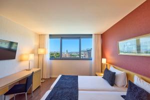 Łóżko lub łóżka w pokoju w obiekcie Civis Luz Castellón 4*S