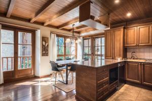 A kitchen or kitchenette at Colomers by Totiaran