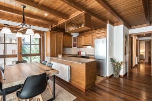 A kitchen or kitchenette at Colomers by Totiaran