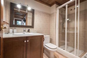 A bathroom at Colomers by Totiaran