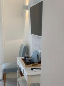 A television and/or entertainment centre at Bettola del Re home boutique b&b