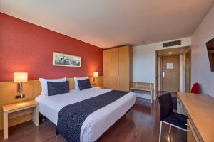 Łóżko lub łóżka w pokoju w obiekcie Civis Luz Castellón 4*S