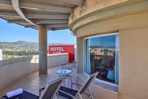 balkon hotelu ze stołem i krzesłami w obiekcie Civis Luz Castellón 4*S w mieście Castellón de la Plana