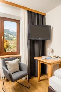 Televízia a/alebo spoločenská miestnosť v ubytovaní Hotel Standlhof Zillertal