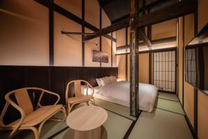 Nazuna Kyoto Higashi Honganji客房内的一张或多张床位