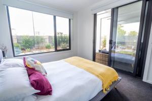 En eller flere senge i et værelse på Swell Apartment - Pet Friendly