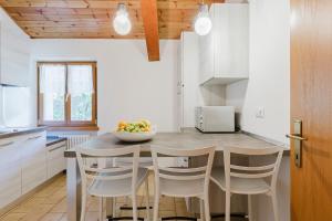 A kitchen or kitchenette at La Mansarda di nonna Delfa