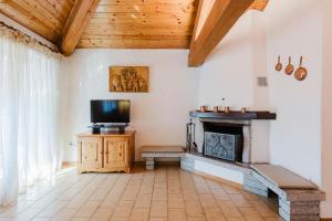 A television and/or entertainment centre at La Mansarda di nonna Delfa