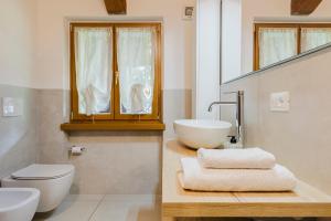 A bathroom at La Mansarda di nonna Delfa