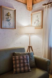 A seating area at La Mansarda di nonna Delfa